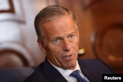 Senator AS John Thune berbicara dalam wawancara dengan Reuters di kantornya di Gedung Capitol AS di Washington, AS, 13 September 2023. (Foto: Reuters)