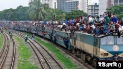 অনেক চেষ্টা করেও ছাদে ওঠা থেকে যাত্রীদের ঠেকানো যায়নি। প্রতীকী ছবি।