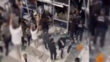 لحظه شکسته شدن در و سرازیر شدن انبوه جمعیت به محل برگزاری کنسرت معین در شهر وان ترکیه (یکشنبه ۲۶ فروردین ۱۴۰۳)