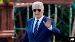 Presiden AS Joe Biden menyapa awak media saat berangkat meninggalkan Gedung Putih di Washington, pada 15 Juli 2024. (Foto: AP/Jacquelyn Martin)