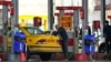 زمزمه‌های افزایش نرخ بنزین؛‌ یک اقتصاددان: نمی‌شود ریالی حقوق داد و دلاری بنزین فروخت