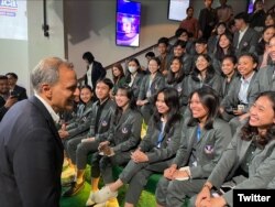 Deputi Menteri Luar Negeri Amerika Serikat (AS) untuk Manajemen dan Sumber Daya Richard Verma saat berada di @America, Jakarta, 1 Februari 2024. (x/@DepSecStateMR)