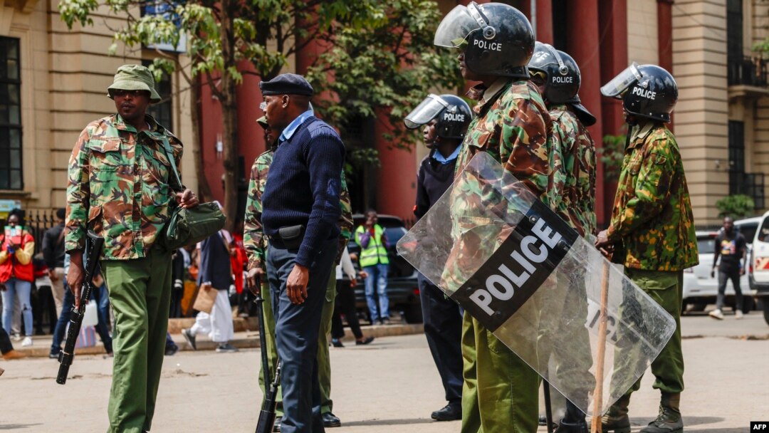 Foto Achiv: Polisye Kenyan rasanble pandan yap veye manifestan kap pwoteste kont ogmantasyon nan lajan enpo sitwayen yo pral oblije peye nan Nairobi, 18 Jyen 2024. 