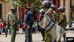 Foto Achiv: Polisye Kenyan rasanble pandan yap veye manifestan kap pwoteste kont ogmantasyon nan lajan enpo sitwayen yo pral oblije peye nan Nairobi, 18 Jyen 2024. 