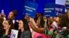 Žene koje se zalažu za pravo na abortus slušaju govoro potpredsednice SAD Kamale Haris o reproduktivnim slobodama u Tusonu u Arizoni, 12. aprila 2024. 