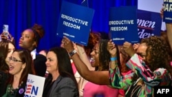 Žene koje se zalažu za pravo na abortus slušaju govoro potpredsjednice SAD Kamale Harris o reproduktivnim slobodama u Tusconu u Arizoni, 12. aprila 2024. 