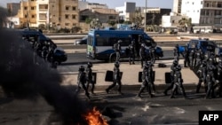 Des gendarmes sénégalais patrouillent sur une route lors des manifestations appelées par les partis d'opposition à Dakar, le 4 février 2024, pour protester contre le report de l'élection présidentielle. (Photo JOHN WESSELS / AFP) 