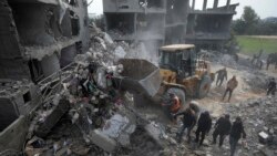 Warga Palestina mencari korban selamat setelah serangan udara Israel di sebuah bangunan tempat tinggal keluarga Yaghi di Deir al Balah, Jalur Gaza, Jumat, 23 Februari 2024. (AP Photo/Adel Hana)