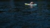 Ljudi se opuštaju na daskama za veslanje na rijeci Willamette u Portlandu, Oregon, 5. jula 2024. Toplinski talas širi se zapadnim dijelom Sjedinjenih Država, šaljući mnoge stanovnike u potragu za hladnim utočištem.