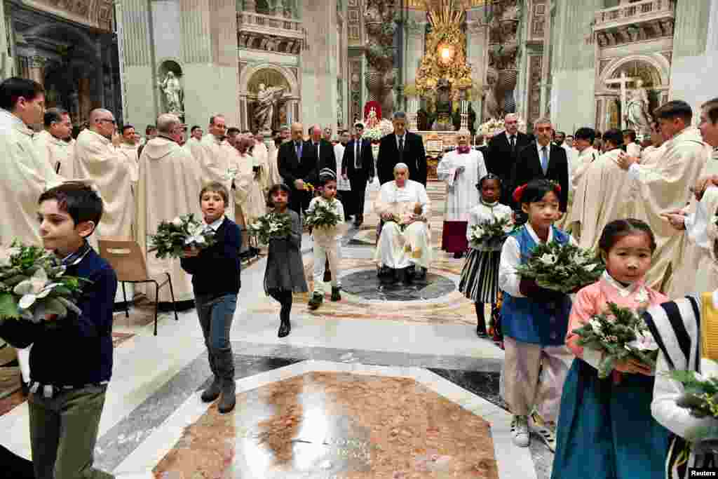 En el Vaticano, el papa Francisco celebró la tradicional misa de Navidad en la basílica de San Pedro.&nbsp;