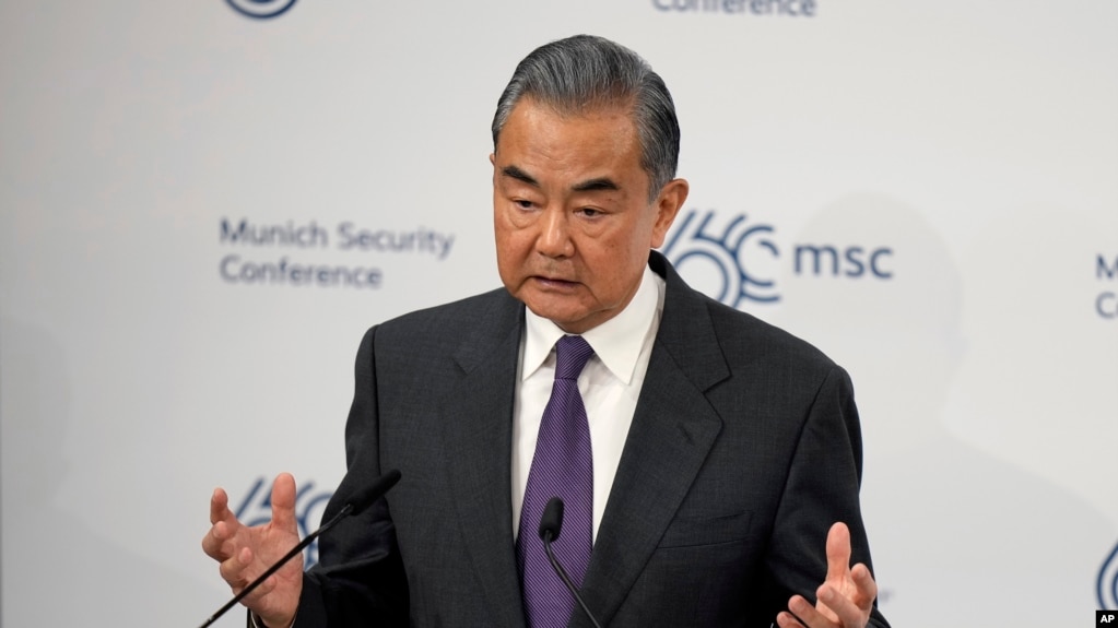 Çin Dışişleri Bakanı Wang Yi, 17 Şubat 2024'te Almanya'nın Münih kentindeki Bayerischer Hof Oteli'nde düzenlenen Münih Güvenlik Konferansı'nda bir konuşma yapıyor.