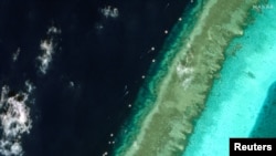 卫星影像显示，在南中国海有主权争议的斯卡伯勒浅滩（中国称黄岩岛）附近海域可以看到菲律宾渔船。（2024年2月22日）