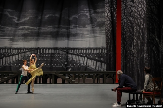 FILE - Principal dancers of the Bolshoi Theatre Eleonora Sevenard and Artem Ovcharenko with ballet masters-repetiteurs Maria Allash and Victor Barykin take part in a rehearsal in Moscow, Russia April 19, 2023. (REUTERS/Evgenia Novozhenina)