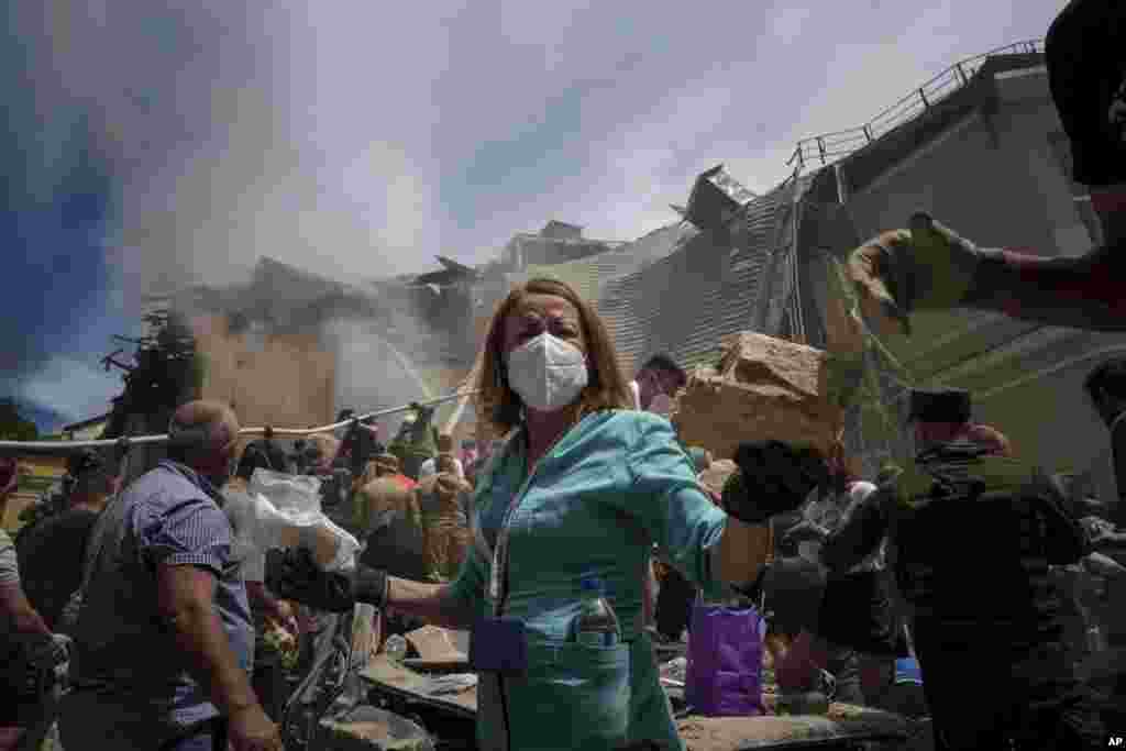 Los trabajadores de emergencia apoyan en el sitio del hospital infantil dañado por misiles rusos, en Kiev, Ucrania, el lunes 8 de julio de 2024. (Foto AP/Evgeniy Maloletka)