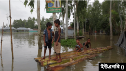 লালমনিরহাটের ৫ উপজেলার তিস্তা তীরবর্তী নিম্নাঞ্চল ও চরাঞ্চলের ঘরবাড়িগুলোতে পানি ঢুকতে শুরু করেছে।