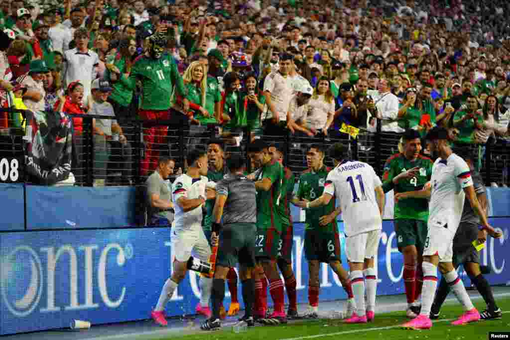 Durante la segunda parte del partido de fútbol, los ánimos se caldearon entre los estadounidenses y los mexicanos, en el juego por la semifinal de la Liga de Naciones de la Concacaf.&nbsp;