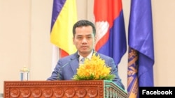 រូបឯកសារ៖ រដ្ឋមន្ត្រីក្រសួង​មហាផ្ទៃលោក ស សុខា ថ្លែងនៅក្នុងកិច្ចពិភាក្សាមួយ នៅរាជធានីភ្នំពេញ កាលពីថ្ងៃទី៨ ខែកុម្ភៈ ឆ្នាំ២០២៤។ (Facebook/ក្រសួងមហាផ្ទៃ Ministry of Interior Cambodia)