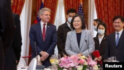 Presiden Taiwan Tsai Ing-wen berdidi di samping anggota Kongres AS Michael McCaul dalam pertemuan di Taipei, pada 8 April 2023. (Foto: aiwan Presidential Office/Handout via Reuters)