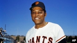 ARCHIVO - Willie Mays, jugador de los New York Giants, posa para una fotografía durante el entrenamiento de primavera de béisbol en 1972. 