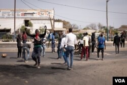 Protesters set roadblocks in Dakar, Senegal, March 30, 2023. (Annika Hammerschlag/VOA)