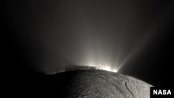 Water from the subsurface ocean of Saturn’s moon Enceladus sprays from huge fissures out into space. (Image Credit: NASA/JPL-Caltech/Space Science Institute)