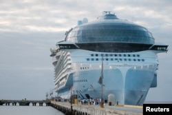 นักท่องเที่ยวเดินออกจากเรือสำราญ Icon of the Seas ของบริษัท Royal Caribbean ซึ่งเป็นเรือสำราญที่ใหญ่ที่สุดในโลก ที่แล่นมาเทียบท่า Costa Maya Cruise Port ที่เมืองมาฮาฮูอาล ประเทศเม็กซิโก เมื่อ 6 ก.พ. 2567 (Reuters/Paola Chiomante)