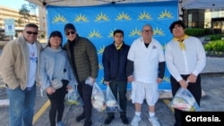 La Fundación Nicaragüense Americana (Funadec) entrega ayuda humanitaria a inmigrantes en Houston, Texas, diciembre de 2023. [Foto cortesía].