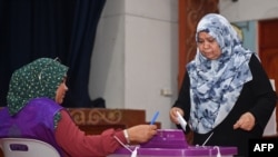 A voter casts her ballot during the country's parliamentary election, in Male, Apr. 21, 2024. The Maldives votes in a parliamentary election likely to test President Mohamed Muizzu's tilt towards China and away from India.