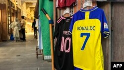 Les maillots n°7 de Cristiano Ronaldo d'al-Nassr et n°10 de Lionel Messi de l'Inter Miami à Doha, le 7 août 2023.