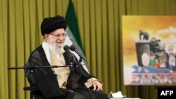 ایران کے سپریم لیڈر آیت اللہ علی خامنہ ای کے دفتر کی طرف سے فراہم کردہ اس ہینڈ آؤٹ تصویرمیں انہیں یکم نومبر 2023 کو تہران میں طلباء سے ملاقات کرتے ہوئے دکھایا ہے۔