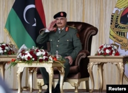 Panglima militer Libya Khalifa Haftar memberi isyarat saat perayaan Hari Kemerdekaan di Benghazi, Libya, 24 Desember 2020. (Foto: REUTERS/Esam Omran Al-Fetori)