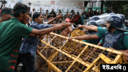 ডিএমপির হুঁশিয়ারির পরও কোটা পদ্ধতি সংস্কারের দাবিতে আন্দোলনরত শিক্ষার্থীরা বাংলা ব্লকেড কর্মসূচি পালন করেছেন। ১১ জুলাই, ২০২৪।