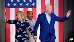 Presidenti Biden dhe zonja e parë Jill Biden duke përshëndetur pjesëmarrësit në tubimin në Karolinën e Veriut (28 qershor 2024)