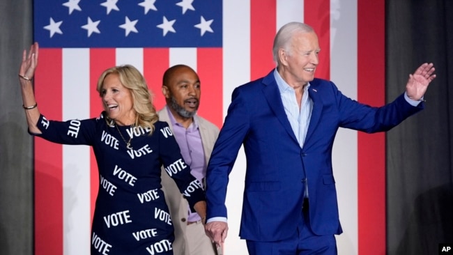 Presidenti Biden dhe zonja e parë Jill Biden duke përshëndetur pjesëmarrësit në tubimin në Karolinën e Veriut (28 qershor 2024)