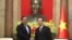 ប្រធានាធិបតី​វៀតណាម​លោក Vo Van Thuong (ស្តាំ) ចាប់ដៃ​ជាមួយ​រដ្ឋមន្ត្រី​ក្រសួងការបរទេស​កម្ពុជាលោក​ប្រាក់ សុខុន(ឆ្វេង)​ក្នុង​ទីក្រុង​ហាណូយ​ប្រទេស​វៀតណាម​កាលពី​ថ្ងៃទី​២១ មីនា ឆ្នាំ២០២៣។(AP Photo/Hau Dinh)