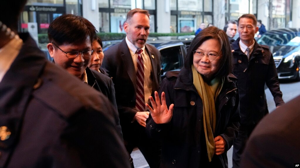 台湾总统蔡英文在纽约向欢迎人群致意。（2023年3月30日）(photo:VOA)