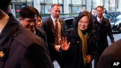 台灣總統蔡英文在紐約向歡迎人群致意。（2023年3月30日）
