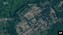 Ova satelitska slika koju je dostavio Planet Labs PBC, snimljena 30. juna 2023., prikazuje nedavnu izgradnju šatora u bivšoj vojnoj bazi izvan bjeloruskog grada Osipoviči.