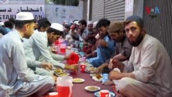 په پېښور کې د سړک په غاړه هره ورځ د بې وزله خلکو لپاره ویړیا روژه ماتی کېږي