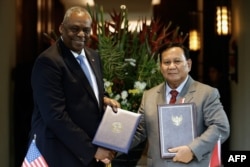 Menteri Pertahanan Prabowo Subianto dan Menteri Pertahanan Amerika Serikat, Lloyd Austin melakukan penandatangan kerja sama pertahanan antara kedua negara pada Kamis (16/11) di Jakarta. (Pool AFP/Bay Ismoyo)