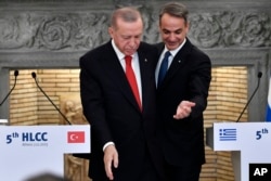 FILE - Perdana Menteri Yunani Kyriakos Mitsotakis (kanan) dan Presiden Turki Recep Tayyip Erdogan pergi setelah di Maximos Mansion, Athena, Yunani, 7 Desember 2023. (AP/Michael Varaklas)