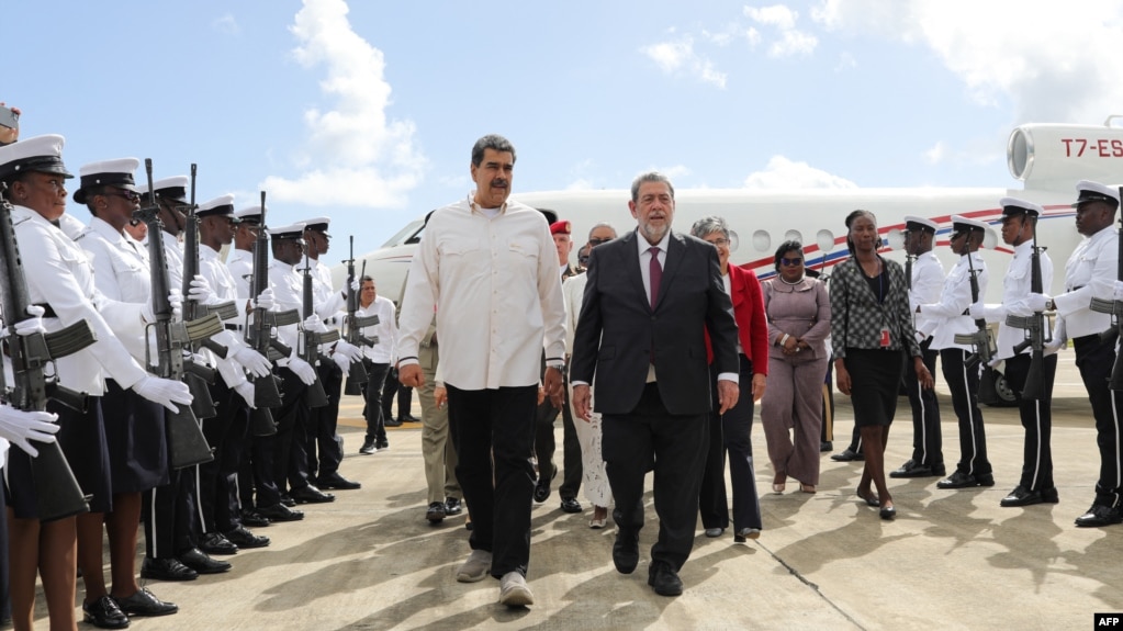 ARCHIVO - El presidente venezolano Nicolás Maduro llega al aeropuerto de San Vicente y Las Granadinas el 14 de diciembre de 2023. Al fondo se aprecia parte del avión que confiscó EEUU el lunes 2 de septiembre de 2024.