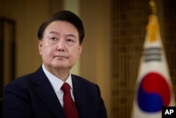 Presiden Korea Selatan Yoon Suk Yeol dalam rekaman wawancara dengan televisi KBS di kantor kepresidenan di Seoul, Korea Selatan, 4 Februari 2024. (South Korea Presidential Office via AP)