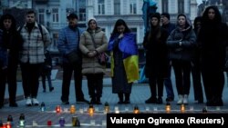 2023年3月16日人们在乌克兰基辅歌剧院前纪念俄罗斯空袭遇难者