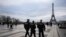 ፓሪስ ውስጥ በሚገኘው አይፍል ታወር አካባቢ ወታደሮች አካባቢው በመጠበቅ ላይ እአአ ኅዳር 3/2023