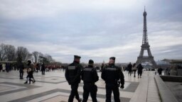 Polisi Prancis berpatroli di alun-alun Trocadero dekat Menara Eiffel setelah seorang pria menewaskan seorang turis Jerman dengan pisau dan melukai dua lainnya di Paris, Minggu, 3 Desember 2023. (AP/Christophe Ena)
