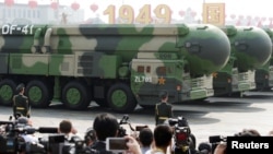 中國軍車車載東風-41洲際戰略核子飛彈在北京天安門廣場舉行的國慶閱兵式上展示。 （2019年10月1日）