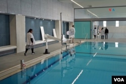 El nuevo Centro de Rehabilitación del hospital Hadassah, en Jerusalén, cuenta con piscinas donde son asistidos los heridos israelíes en la guerra con Hamás.