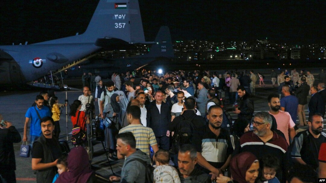 Negara-negara asing bergegas mengevakuasi diplomat dan warga negara masing-masing dari Khartoum. (Foto: AFP)