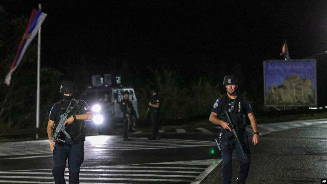 Sejumlah petugas kepolisian berjaga di sebuah jalan dekat Desa Banjska, utara Kosovo, setelah 30 pria bersenjata menembak mati seorang polisi Kosovo Albania dan menyerbu sebuah biara Kristen Ortodoks, Minggu, 24 September 2023. (Foto: Bojan Slavkovic/AP Photo)
